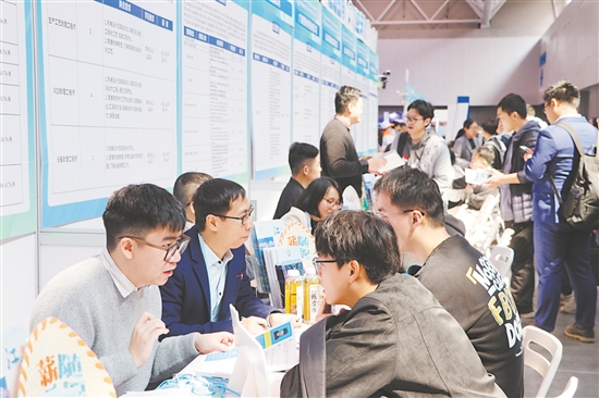 今年以來，蓬江區(qū)精心舉辦線上線下招聘會及對接交流活動40場，組織企業(yè)赴多地開展招才引智活動。