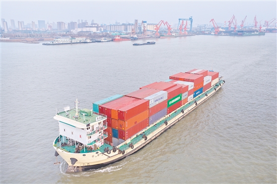 12月29日，集裝箱船在長江江蘇南通段行駛（無人機(jī)照片）。新華社發(fā)