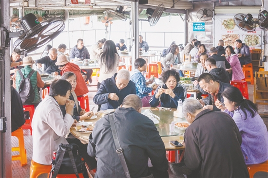 黃沙蜆、黃魚、河蝦被譽為石板沙“三寶”，每年清明時節(jié)前來嘗鮮的游客絡繹不絕。