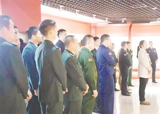 江門軍分區(qū)全體官兵到江門市廉政教育基地參觀。