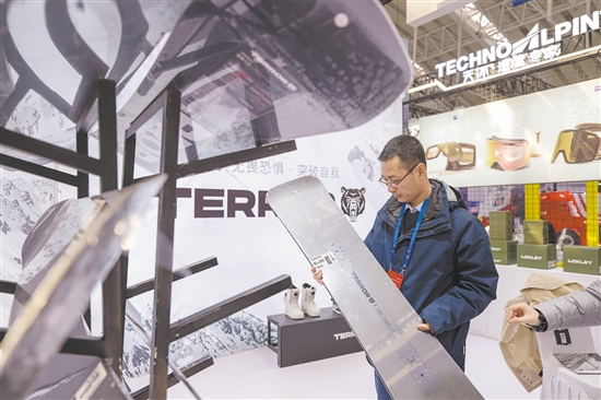 1月6日，參會(huì)嘉賓在2026哈爾濱冰博會(huì)現(xiàn)場(chǎng)觀看滑雪板。新華社發(fā)