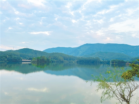 蓬江蘭石公園湖光山色，景色優(yōu)美。