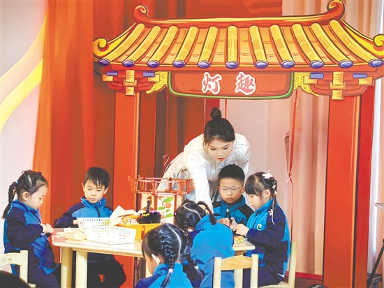 在課例展示《趣創(chuàng)宮燈》中，老師引導(dǎo)孩子們制作東藝宮燈。