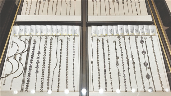 江門各大金店內(nèi)，鉑金白銀產(chǎn)品樣式多樣。