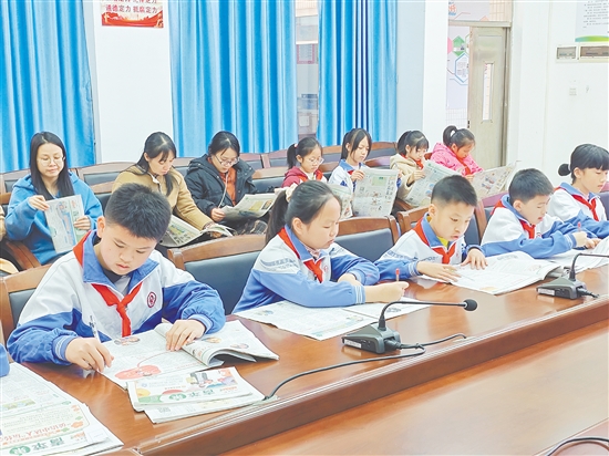 活動現(xiàn)場，學生們拿到《青蘋果》便津津有味地讀起來。