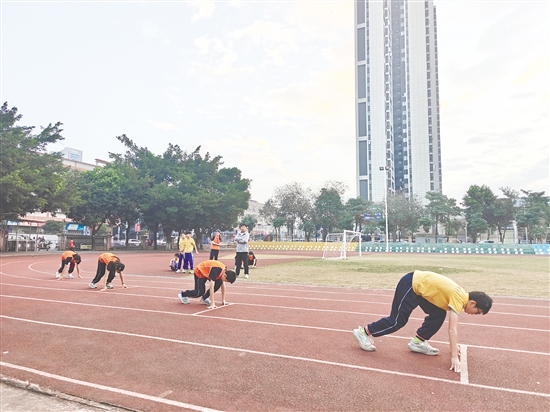 共和鎮(zhèn)中心小學(xué)組建田徑隊(duì)，為學(xué)生搭建專業(yè)的體育鍛煉和競(jìng)技展示平臺(tái)。