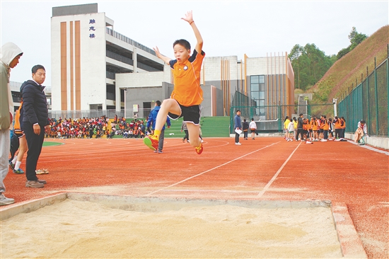 該校積極營(yíng)造良好的體育氛圍，組織學(xué)生參加校外比賽。