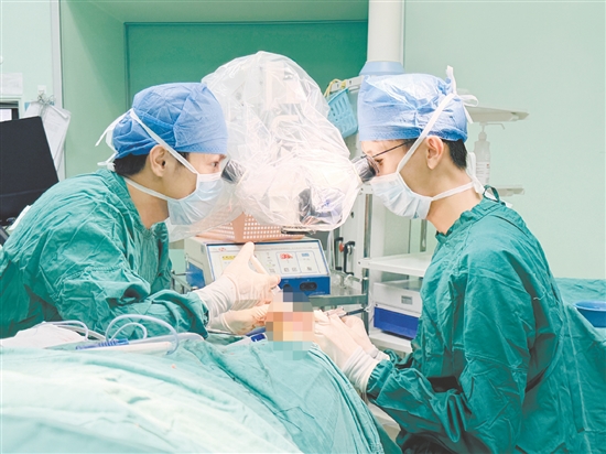 醫(yī)生為患者進行手術(shù)。