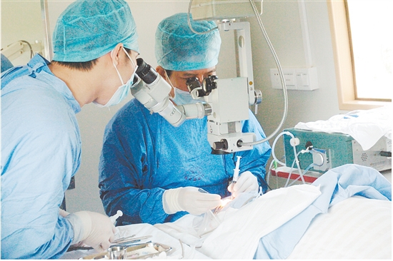 鐘景賢為眼疾患者進行白內(nèi)障手術(shù)。