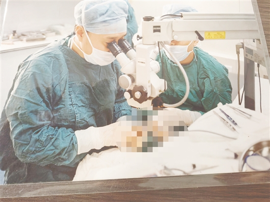 2011年王立在進(jìn)行視網(wǎng)膜脫離手術(shù)。