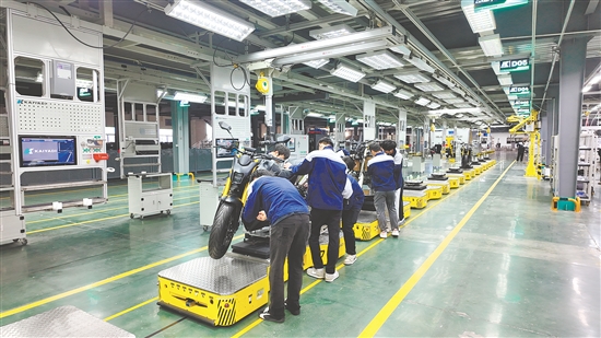 在珠峰摩托生產(chǎn)車間里，工人們正在進(jìn)行整車組裝與檢測，一派熱火朝天的景象。