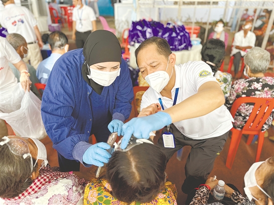 趙春陽（右）參加義診。