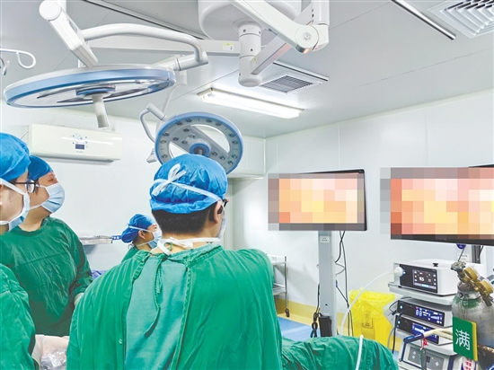 醫(yī)生為患者進(jìn)行手術(shù)。