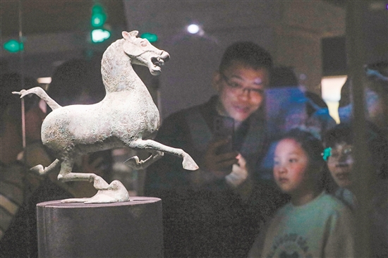 圖為當(dāng)天，在甘肅省博物館二樓絲綢之路文明展廳，觀眾觀看銅奔馬（復(fù)制品）。