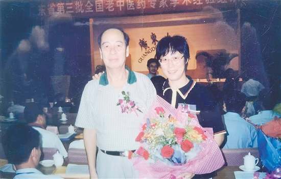 黎小妮與其父親的合影。