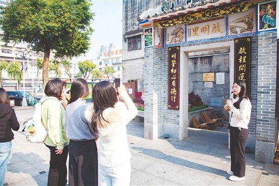 探訪團(tuán)走進(jìn)啟明里，感受僑鄉(xiāng)文脈與商業(yè)活化的雙向賦能。