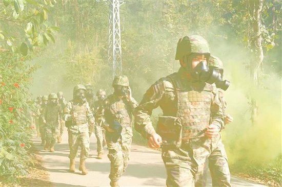 參訓(xùn)隊(duì)員佩戴防毒面具模擬穿越染毒地帶。