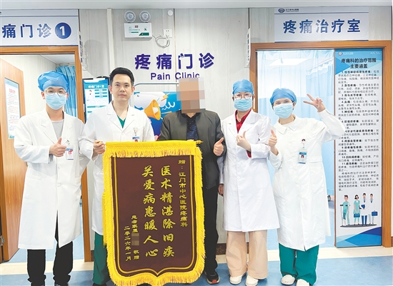 術(shù)后，小林的家人為醫(yī)護人員送上錦旗。