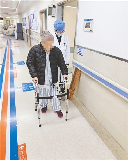 江門市中心醫(yī)院將繼續(xù)深耕高齡骨折治療領(lǐng)域，為更多高齡患者帶來“站起來”的希望。