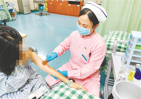 護(hù)士為患者進(jìn)行護(hù)理。