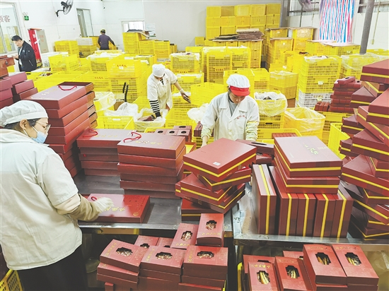 臘味生產(chǎn)基地一派繁忙。