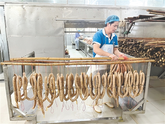 正在制作過程中的臘腸。