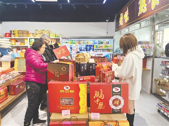 消費(fèi)者在超市選購江門臘味。