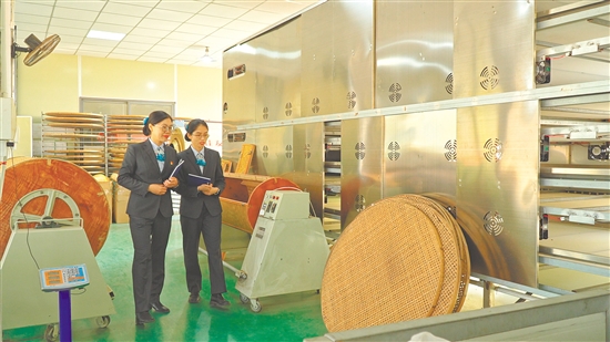 農(nóng)行江門分行工作人員把金融服務(wù)送到企業(yè)。