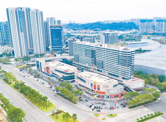 隨著區(qū)域商業(yè)配套等要素的完善，濱江新區(qū)日漸生長出城市的“繁華肌理”，帶動周邊發(fā)展。圖為于2025年下半年正式開業(yè)的大型商業(yè)街區(qū)濱江·僑都匯。劉淑君