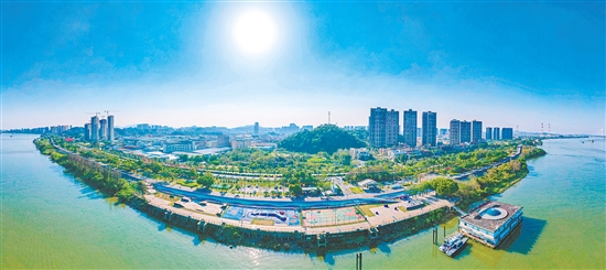 西江碧道蓬江段全長22.1公里，是江門市建設(shè)“宜居宜業(yè)宜游的現(xiàn)代活力新城”的亮眼一筆，如一條靈動的絲帶，蜿蜒于城市之間，將自然之美與人文活力完美融合，成為市民游客休閑娛樂的理想之選，以及“活水生金”的典范。劉淑君