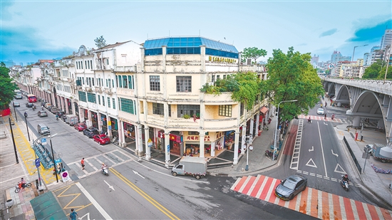 長堤歷史文化街區(qū)是江門的“城市原點(diǎn)”，近年來持續(xù)開展保育和活化工作，塑造出融匯中西韻味、凝聚歷史氣息的“天然攝影棚”。隨著《狂飆》等前來取景的影視作品“出圈”，這里也成了市民游客游歷僑鄉(xiāng)的熱門打卡地。劉淑君