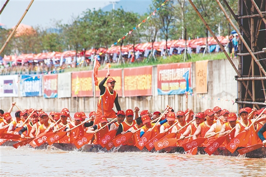 每到端午時節(jié)，天沙河各河段便會相繼上演“龍舟競渡”。河內(nèi)船槳翻飛、水花四濺、鑼鼓齊擂，兩岸萬人圍觀、人聲鼎沸、熱鬧非凡，共同演繹蓬江傳統(tǒng)龍舟文化的魅力與激情。李偉杰