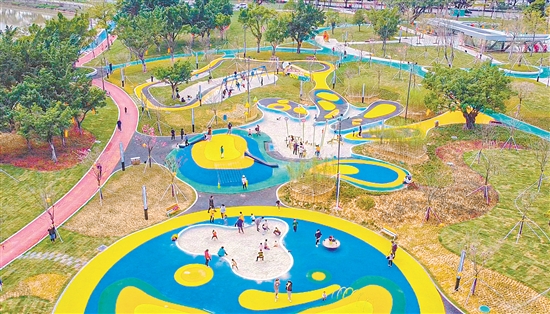 蓬江區(qū)積極推進(jìn)公園城市建設(shè)，構(gòu)建起較為完善的公園體系，做到“出門見景”，推動實(shí)現(xiàn)“300米見綠，500米見園”。圖為集生態(tài)、休閑、健身、游樂于一體的篁莊公園。劉淑君