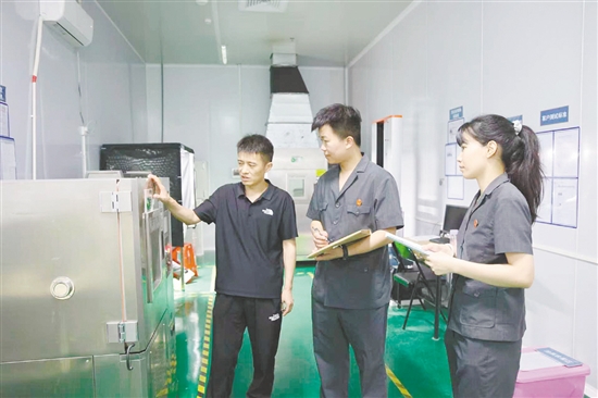 執(zhí)行干警與企業(yè)負責人溝通，了解企業(yè)法律服務需求。