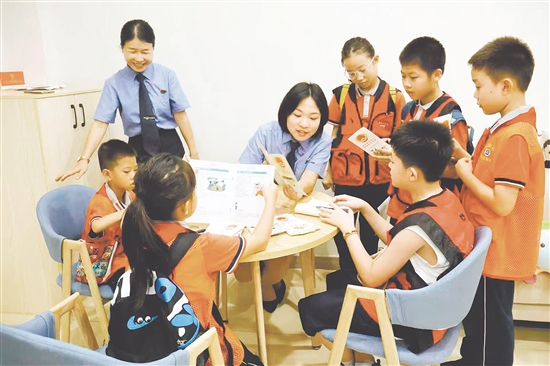 檢察開放日，檢察院迎來一群“小客人”，檢察官為學(xué)生們答疑解惑。