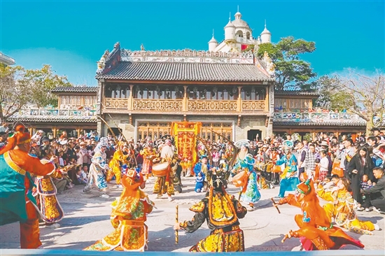 赤坎華僑古鎮(zhèn)還特邀24人潮汕非遺英歌舞團震撼登場，槌如疾風(fēng)、吼聲震天，踏步敲槌間盡顯中國戰(zhàn)舞的磅礴氣勢。