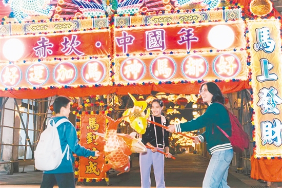 赤坎華僑古鎮(zhèn)特邀香港團隊打造的三大紅色非遺花牌驚艷亮相。