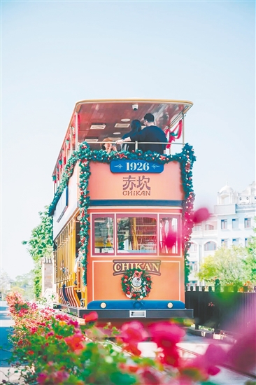 赤坎華僑古鎮(zhèn)為游客提供無限次乘坐鐺鐺車服務(wù)。