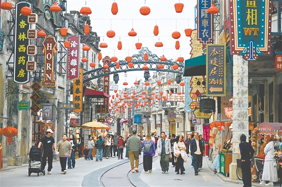 春節(jié)假期，赤坎華僑古鎮(zhèn)累計(jì)接待游客約30萬(wàn)人次。敖轉(zhuǎn)優(yōu)