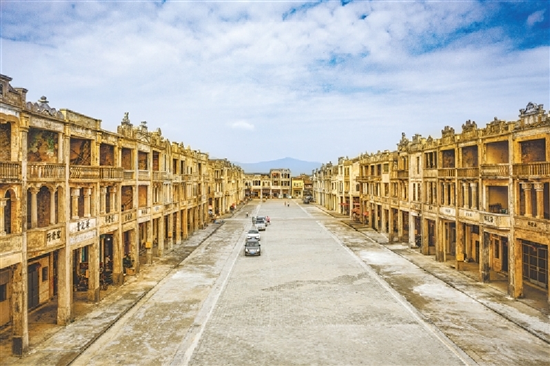 梅家大院是國(guó)內(nèi)少有的具有相當(dāng)規(guī)模且保存得較好的近代華僑建筑群。大院占地面積30畝，108幢二至三層帶騎樓的樓房呈長(zhǎng)方形排列，儼如一座小方城。