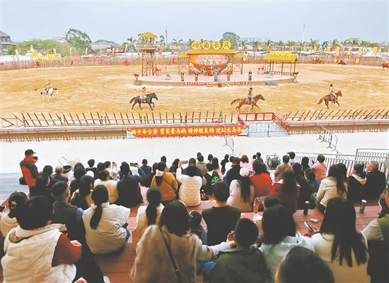 江門古勞水鄉(xiāng)旅游區(qū)緊扣馬年主題，推出大型馬戰(zhàn)實(shí)景劇。