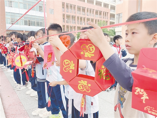 學(xué)生們將新學(xué)期心愿卡片與親手制作的燈籠一起懸掛，成為校園里一道動人的風(fēng)景。