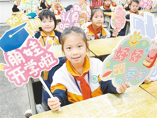 學(xué)生們活力滿滿地迎接新學(xué)期。