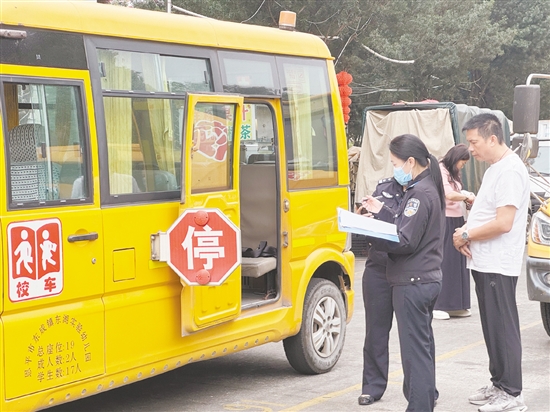 工作人員對校車進行全面細致“體檢”，逐一排查硬件設(shè)施安全隱患。