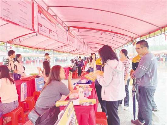 招聘會上，求職者向企業(yè)招聘人員咨詢薪資待遇。