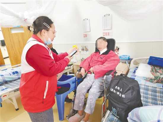 評估人員上門為老人評估身體狀況。