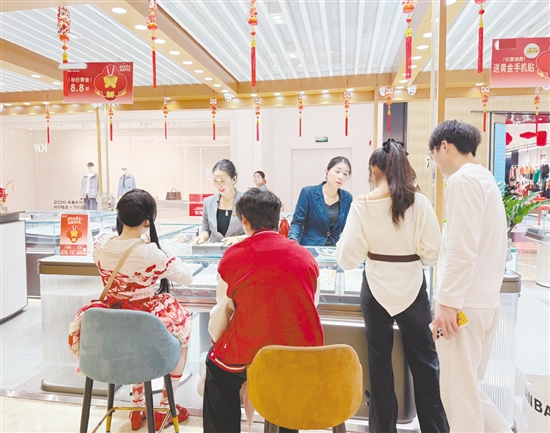 顧客在金店挑選心儀的金飾品。