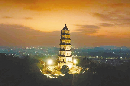 凌云塔位于茶坑村鳳山山頂，曾兩次入選“新會八景”。
