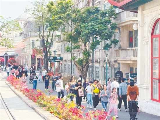 春節(jié)假期，赤坎華僑古鎮(zhèn)游人如織。