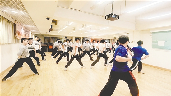 來自新會蔡李佛始祖拳會的傳承教練帶領(lǐng)香港中學(xué)生學(xué)習(xí)蔡李佛拳的基礎(chǔ)招式。